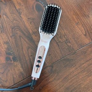 L’ange Le vite Hairbrush Straightener. Like New, original packaging